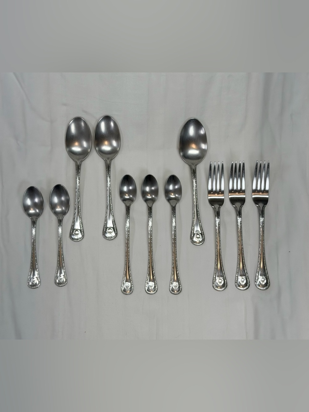 Wallace Silversmiths 18/10 Indonesia 11pc Assorted Set Holiday Wreath